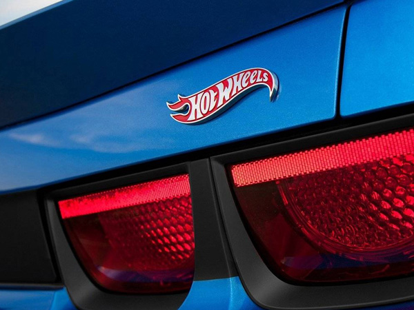 16y- カマロ US純正 HotWheelsトランクエンブレム